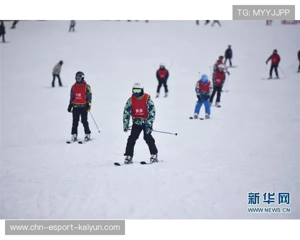 冰雪运动学院完善少儿滑雪教学的层级培训体系，滑雪课程
